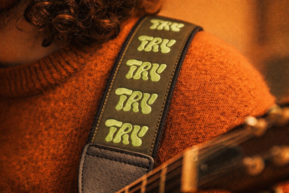 TRY Logo auf Gitarrengurt
